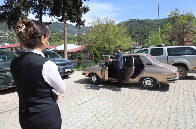 Fekeli gaziden Kaymakam Yılmaz’a, Ferdi Tayfur’un "Hatıran Yeter" şarkısıyla teşekkür
