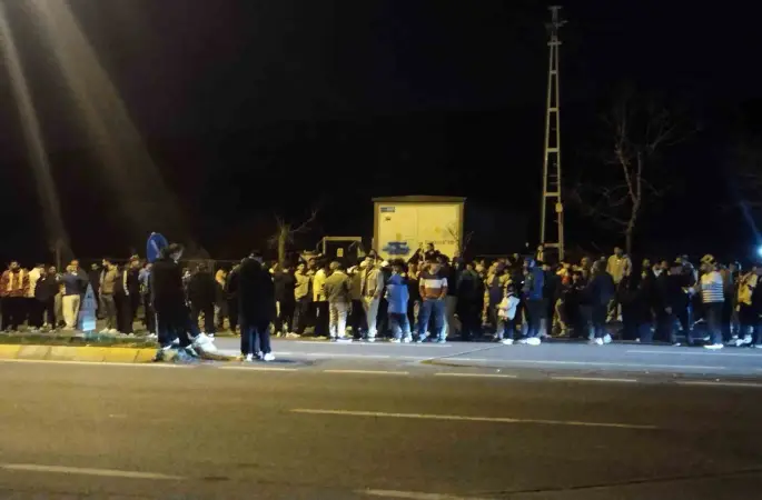 Fenerbahçeli taraftarlar Samandıra’da galibiyeti kutladı
