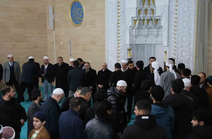 Filistinli öğrencinin şehit edilen ailesi için gıyabi cenaze namazı kılındı
