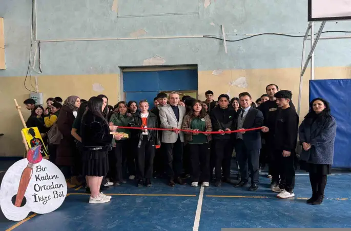 Fırçalar kadınlar için konuştu: Kars’ta öğrencilerden 8 Mart’a anlamlı sergi
