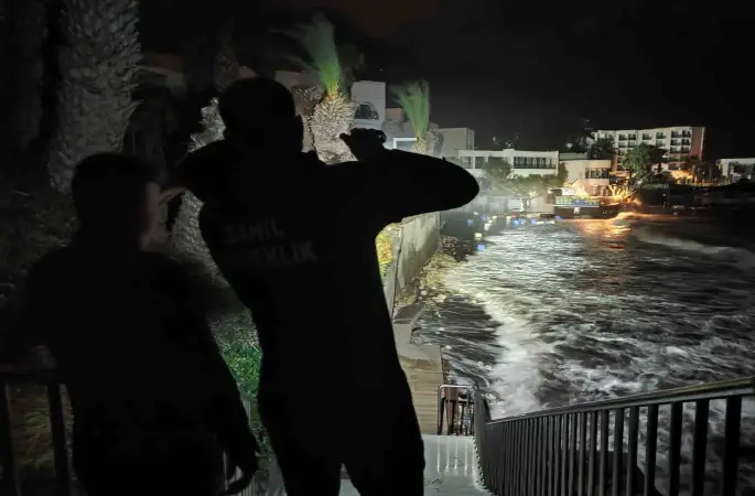 Fırtına, iskelede çalışan işçileri denize düşürdü: 1 ölü, 2 yaralı
