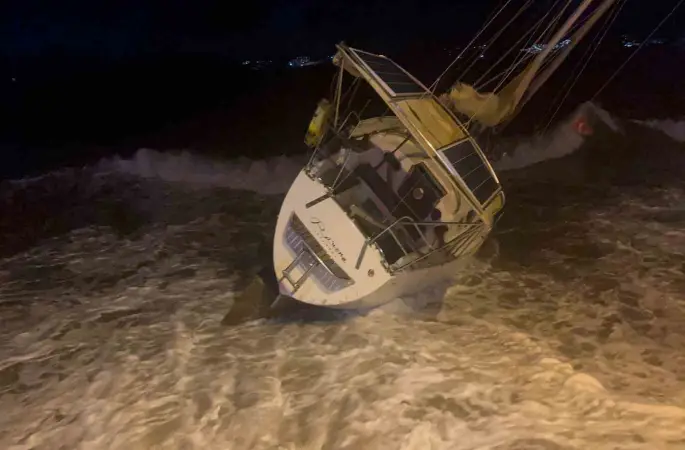 Fırtına milyonluk tekneyi karaya sürükledi
