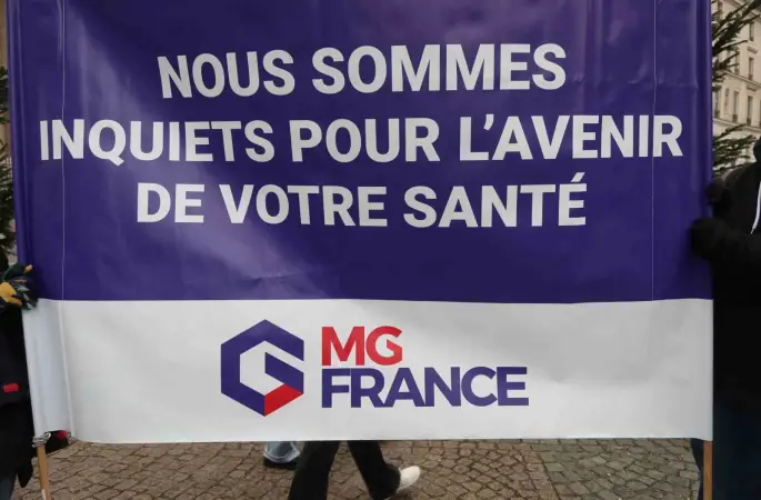 Fransa’da doktorlar 10 günlük grev kapsamında Paris’in sokaklarını doldurdu
