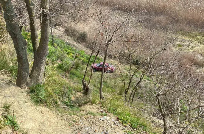 Frenine bakmak için indi, aracı gözlerinin önünde şarampole yuvarlandı
