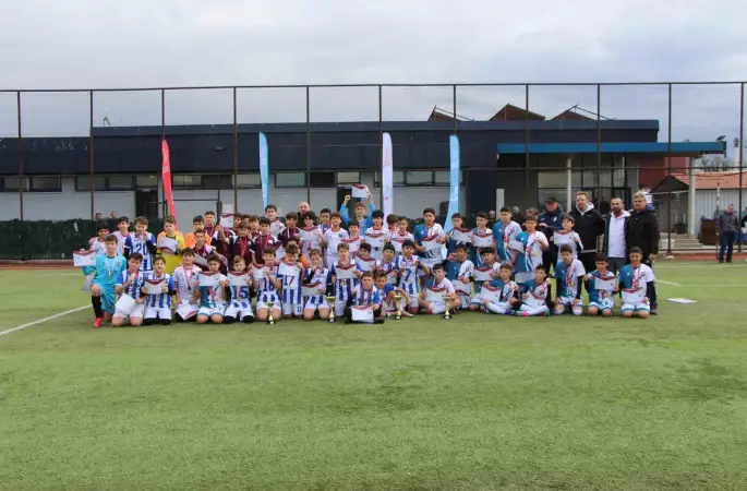 Futbolda şampiyon Bilgi ortaokulu oldu
