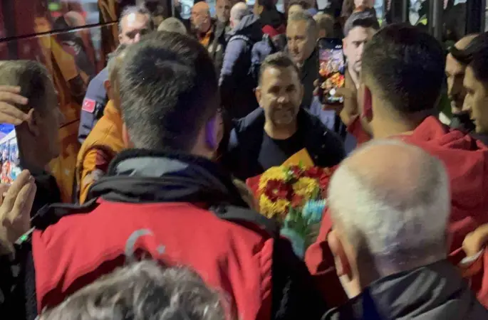 Galatasaray, Fethiye’de çiçeklerle karşılandı
