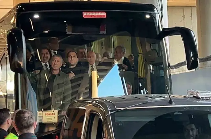 Galatasaraylı yöneticiler, Fenerbahçeli yöneticileri karşıladı
