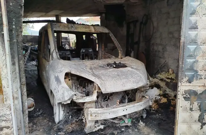 Garajda alevlere teslim olan 2 araç ve motosiklet kullanılmaz hale geldi
