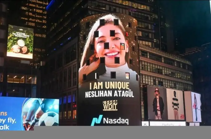 Gazeteci Aslıgül Atasagun ve oyuncu Neslihan Atagül’ün yer aldığı "I AM" kampanyası New York’u aydınlattı

