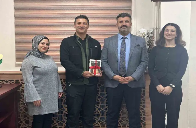 Gazeteci-yazar İbrahimoğlu öğrencilerle bir araya geldi
