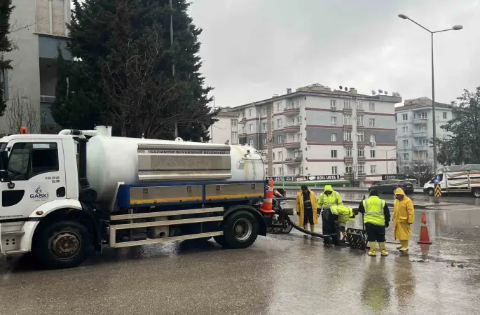 Gaziantep Büyükşehir yağışa karşı sahada

