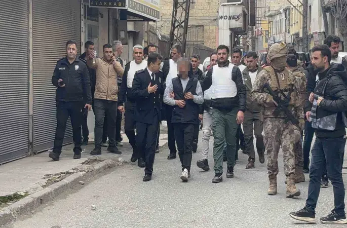 Gaziantep’te hareketli dakikalar: 5 kişiyi rehin aldı, polise ateş açtı, yakalandı
