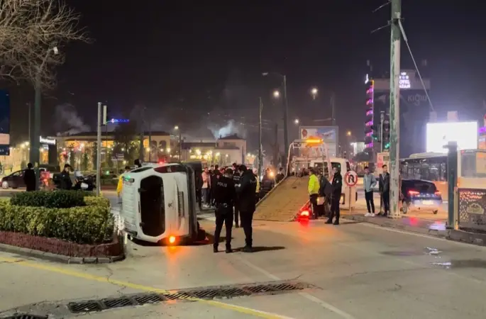 Gaziantep’te iki araç kafa kafaya çarpıştı: 3 yaralı
