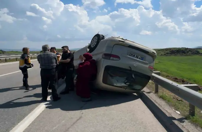 Gaziantep’te lastiği patlayan minibüs takla attı
