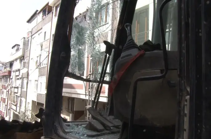 Gaziosmanpaşa’da binadan kopan tahta parçası aracın camını parçaladı: Kepçe operatörü yaralandı
