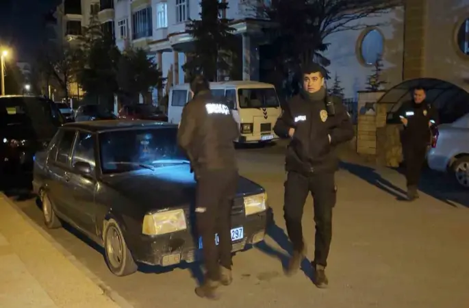 Gece yarısı kornası takılı kalan araç mahalleyi ayağa kaldırdı
