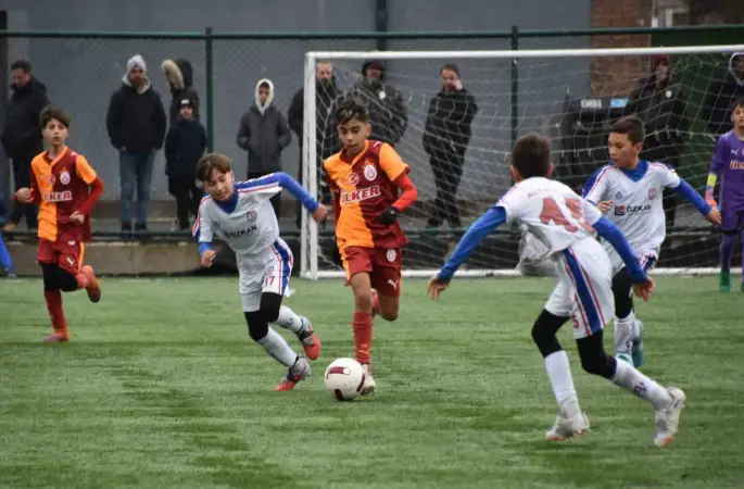 Geleceğin yıldız futbolcu adayları Balıkesir’de sahne aldı
