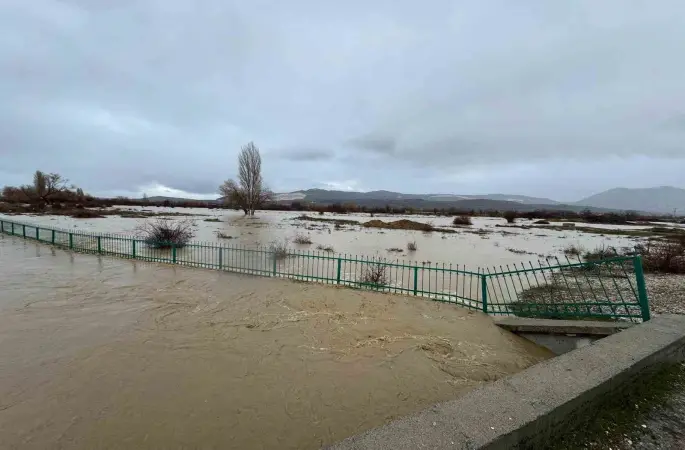 Gembos kanalı taştı, ekili alanlar suyla kaplandı
