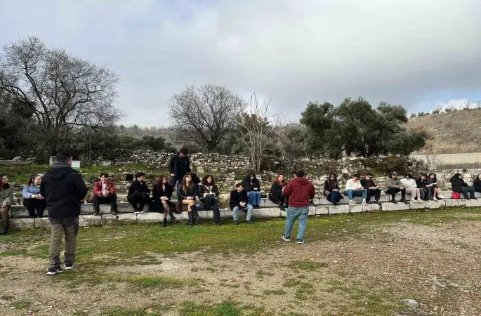 Genç eller geçmişin izlerini seramik ile şekillendirdi
