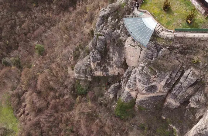 Genç kız 80 metre yüksekliğindeki cam terastan kendini boşluğa bıraktı
