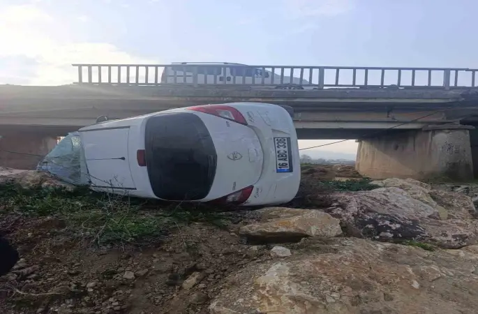 Genç sürücü ölümden döndü: Kontrolden çıkan araç köprüden uçtu, 1 yaralı
