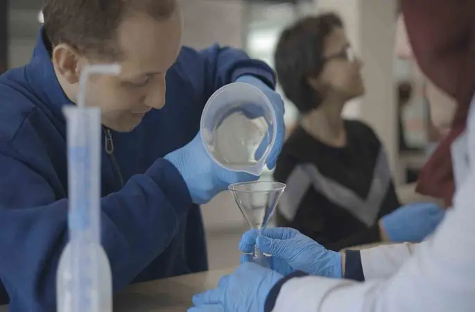 Gençler ve özel bireyler sakız kokulu kolonya üretti
