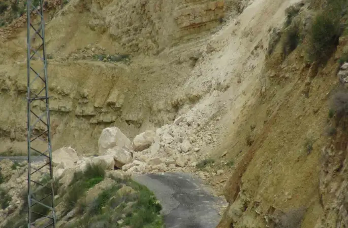 Gercüş’te dev kayalar yolu kapattı
