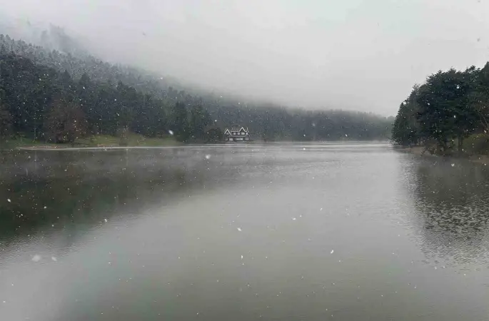 Gölcük’te kar yağışı ve sis etkili oldu
