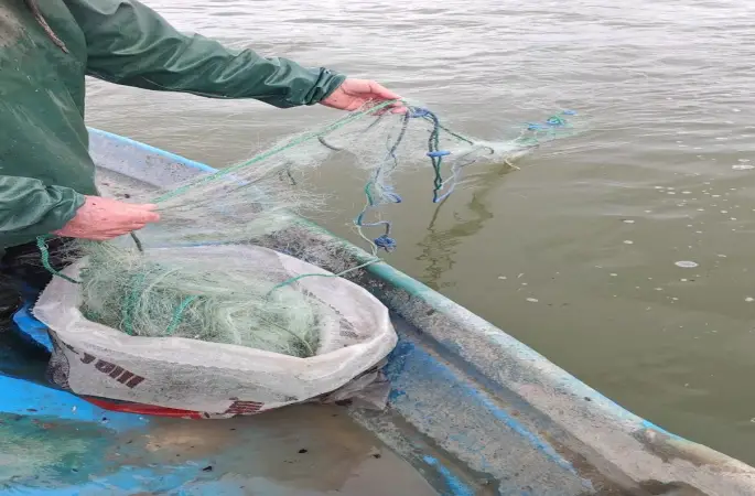 Gölde 800 metre balık ağı ele geçirildi
