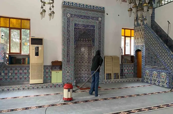 Gönüllü öğrencilerden camiyi temizledi
