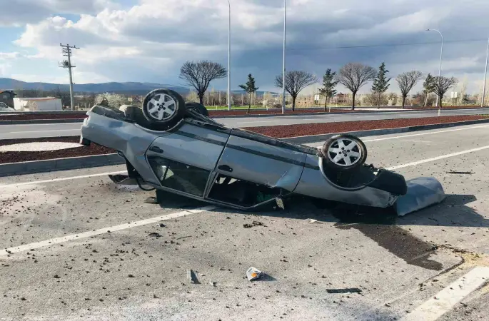 Görenleri dehşete düşüren kaza anbean güvenlik kamerasında
