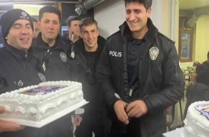 Görev başındaki polislere sürpriz kutlama
