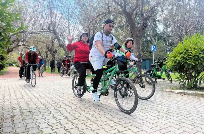 Görme engelliler, tandem bisikletle sınırlarını aşıyor
