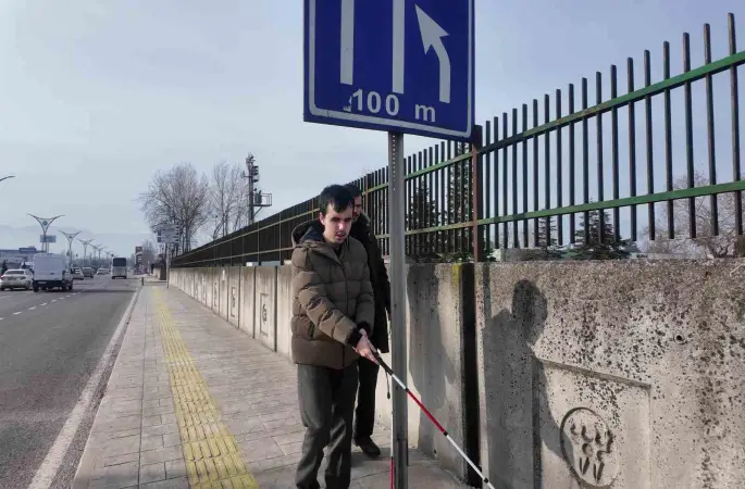 Görme engellilerin şehirdeki zorlu mücadelesi saniye saniye görüntülendi
