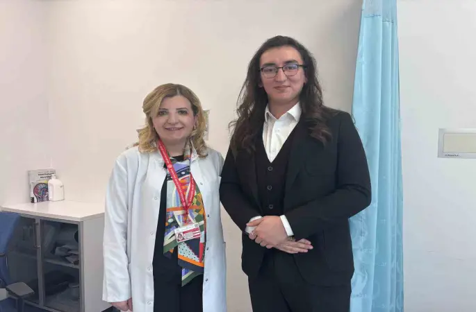 Görme kaybı yaşarken ders çalıştı, şimdi doktorlarıyla meslektaş olmayı hedefliyor
