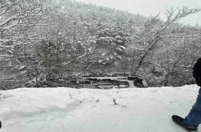 Gümüşhane’de ambulans dere yatağına yuvarlandı
