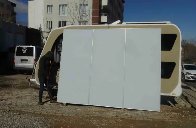 Güneş panellerinde devrim: Gündüz enerji, gece reklam paneli
