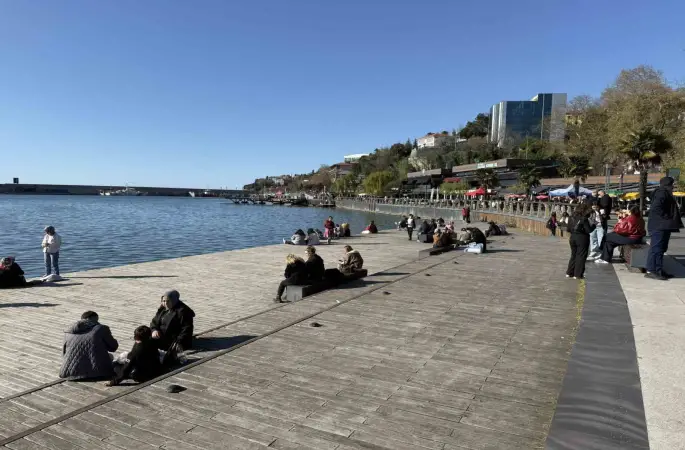 Güneş yüzünü gösterdi, Zonguldak’ta sahil şeridi hareketlendi
