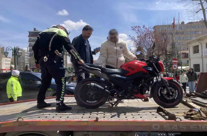Gürültülü egzoz kullanan motosikletliye 16 bin 329 TL ceza
