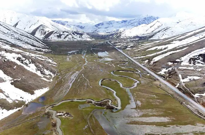 Güzeldere menderesleri baharla birlikte yeniden canlandı
