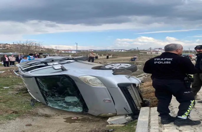 Hafif ticari araç şarampole devrildi: 1 yaralı
