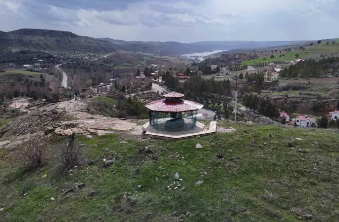 Hakim tepedeki türbesinde ziyaretçilerini ağırlıyor
