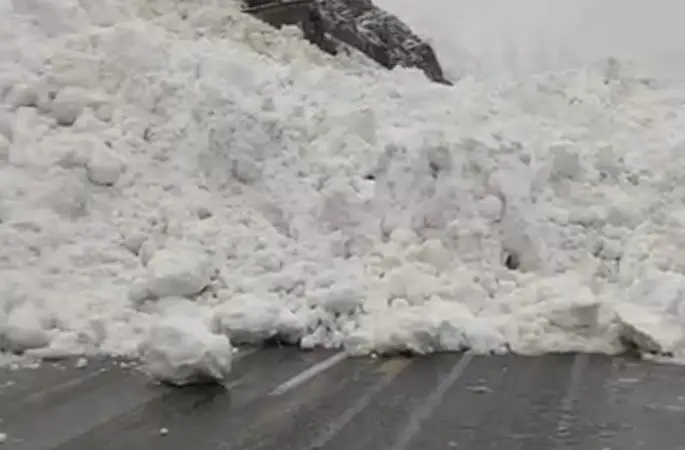 Hakkâri-Çukurca kara yoluna çığ düştü: Sürücüler yolda kaldı
