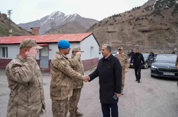 Hakkari Valisi’nden jandarmaya moral ziyareti
