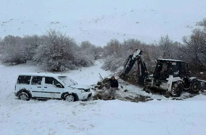 Hakkari-Van kara yolunda kaza: 2 yaralı
