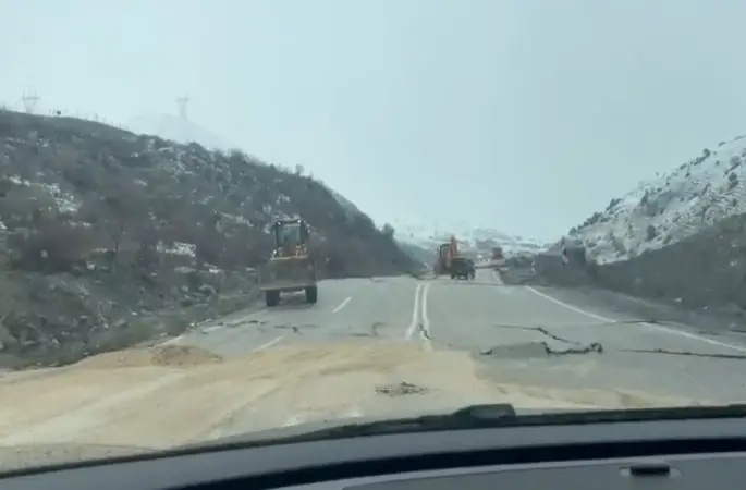 Hakkari-Van yolunda çökme: Ulaşım kontrollü sağlanıyor
