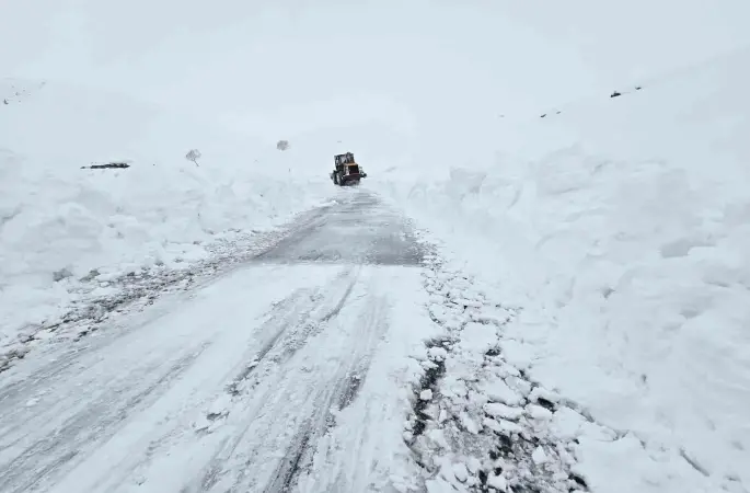 Hakkari’de 13 köy ve 32 mezra yolu ulaşıma kapandı
