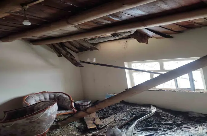 Hakkari’de 6 kişilik ailenin evi çöktü
