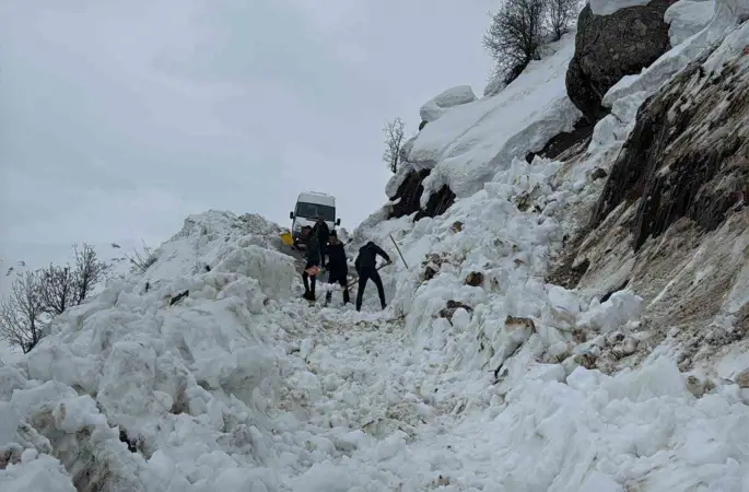 Hakkâri’de çığ düştü: Öğrenci servisi yolda kaldı

