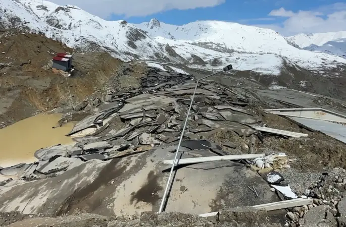 Hakkari’de heyelan: Tesis büyük hasar gördü, kara yolunda dev yarıklar oluştu
